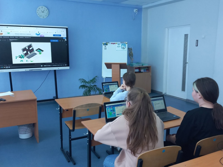 Урок цифры "Что прячется в смартфоне: исследуем мобильные угрозы".